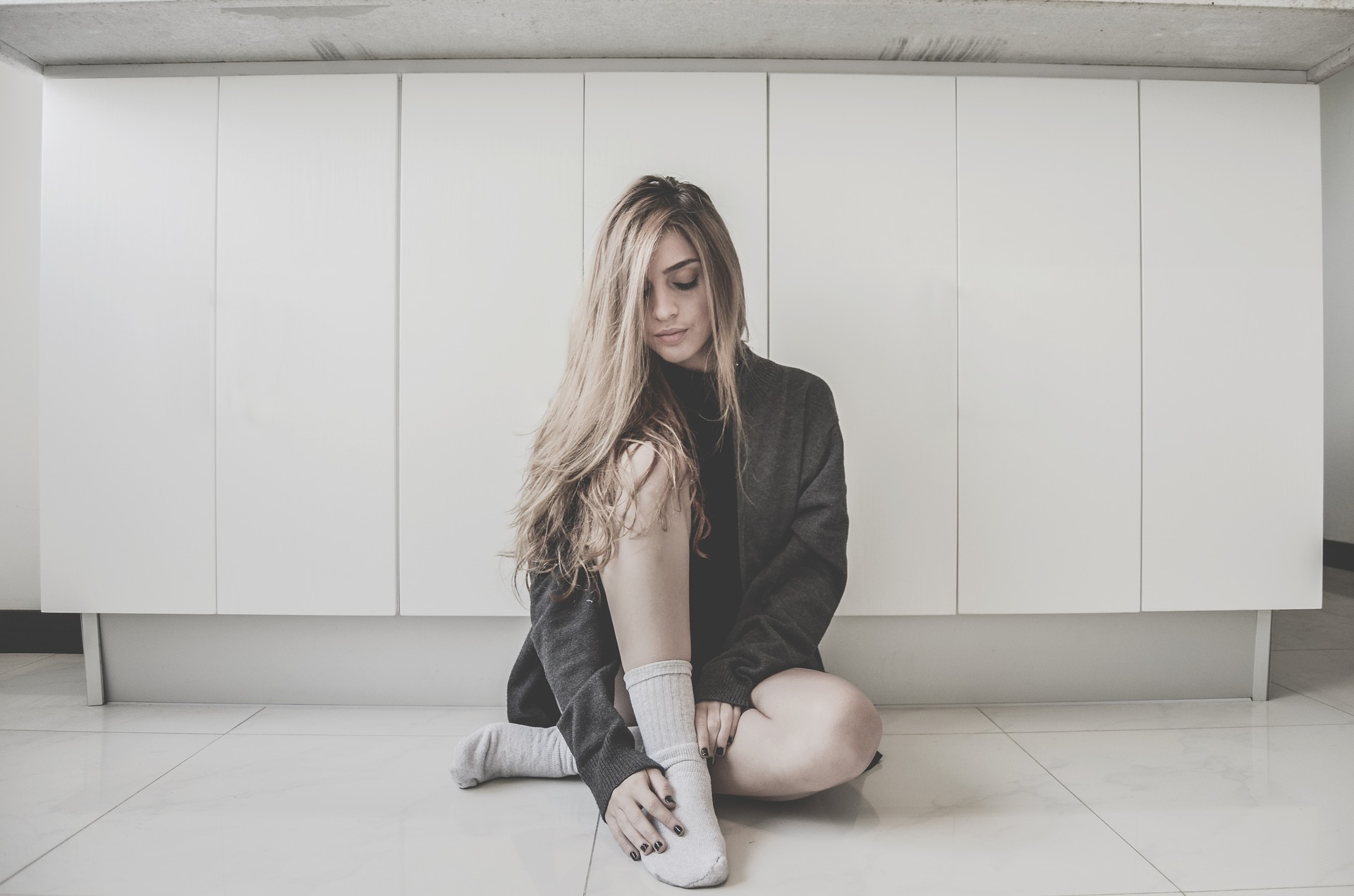 Девушка белыми видео. Feeling shy